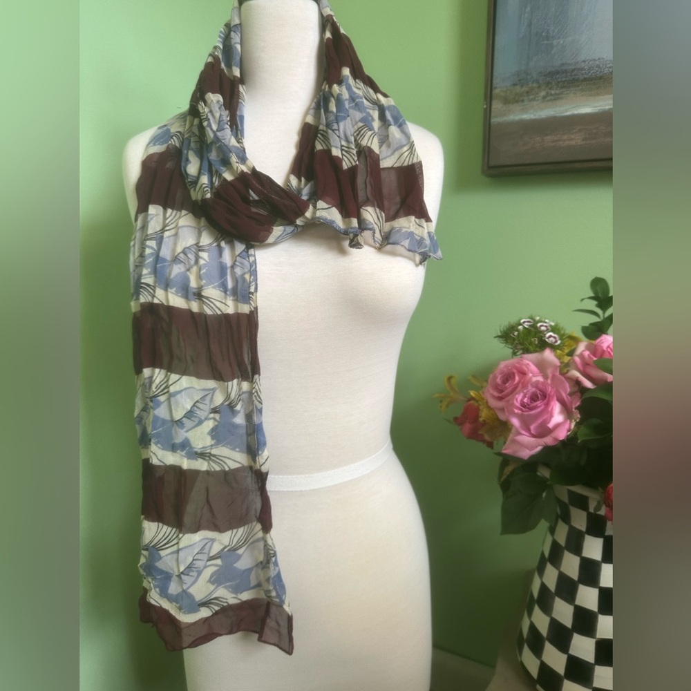 VINTAGE Plum and lavender floral scarf
Sheer material
100% rayon